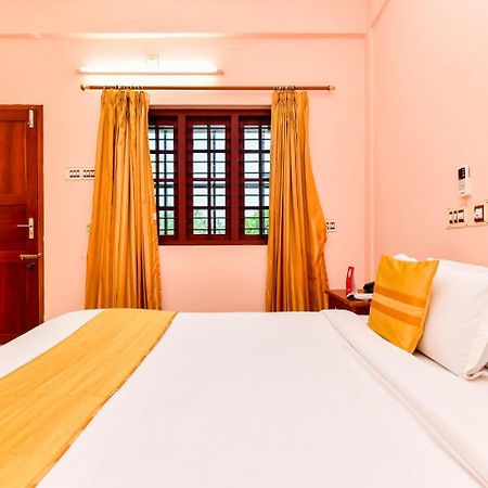 Thomson Regency Hotel Alwaye Bagian luar foto